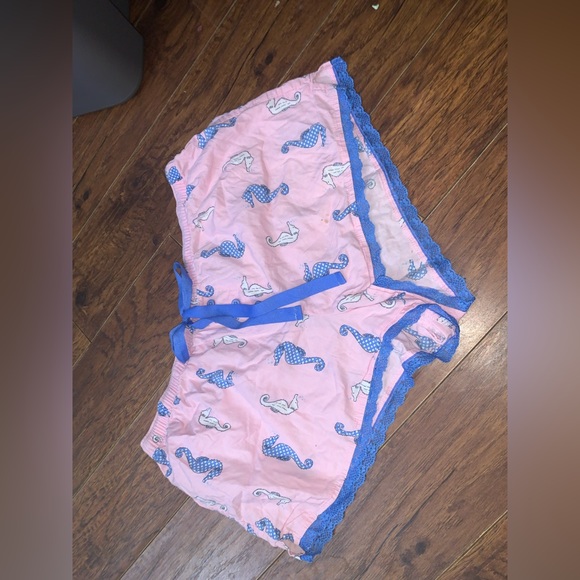 Shorts - Picture 2 of 3